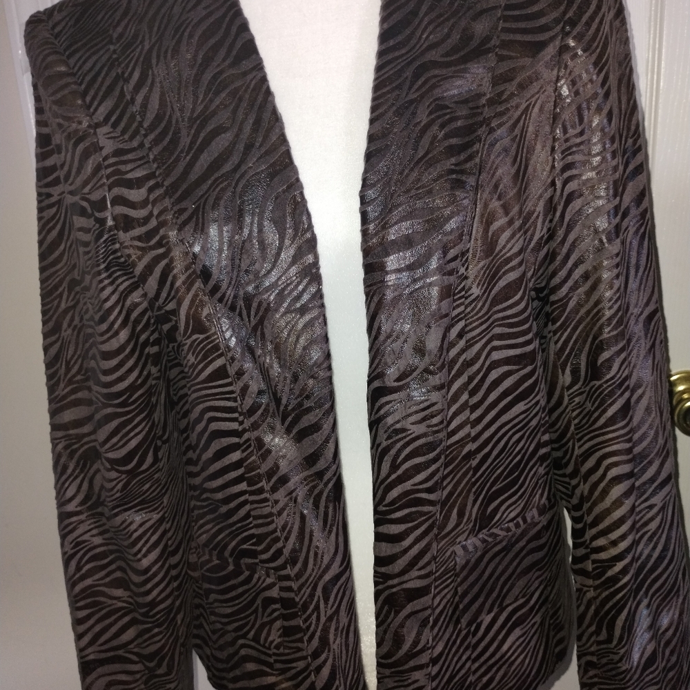 Blazer - Picture 3 of 9